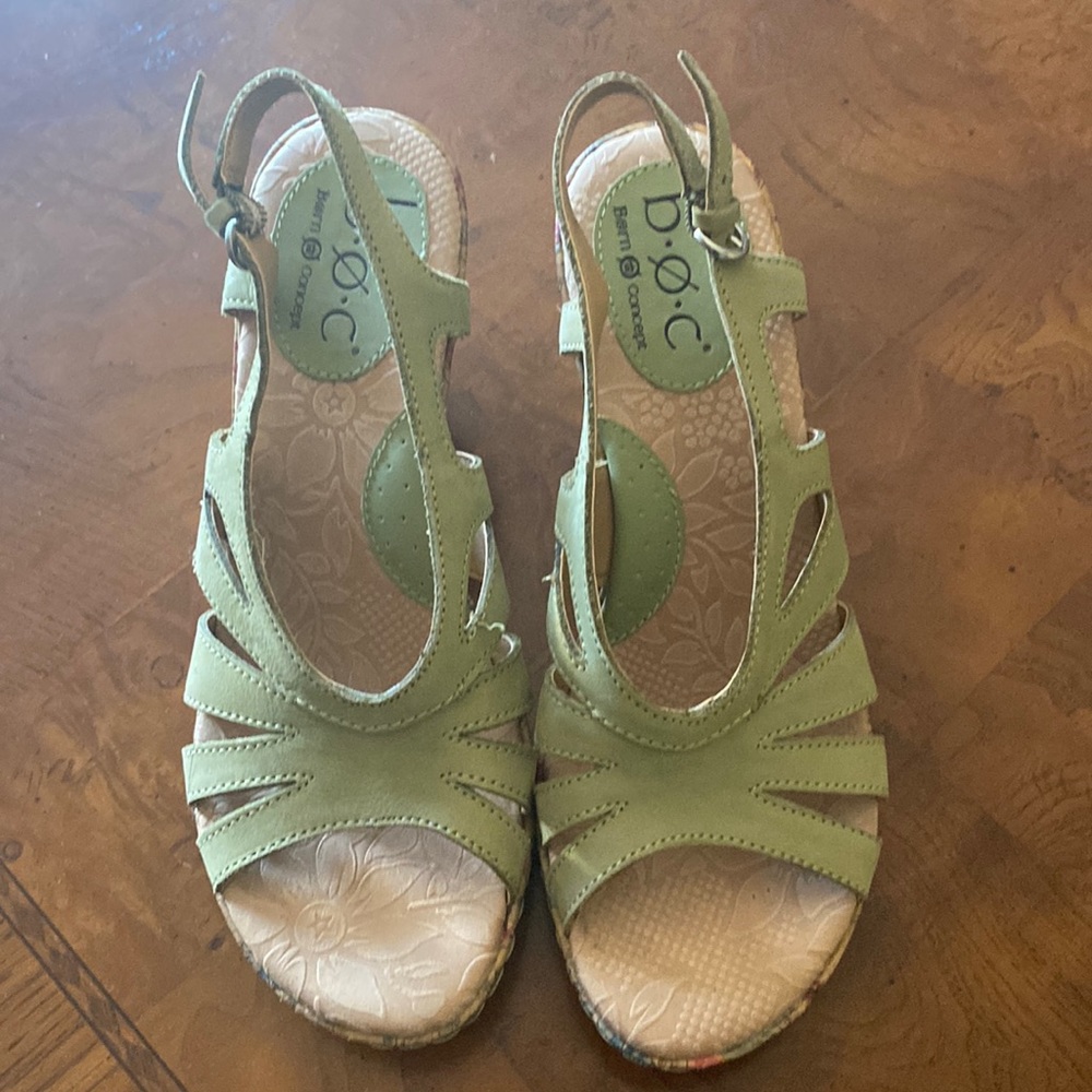 Born Concept BOC B.O.C. size 7 light green wedge sandals- floral heel- exc euc